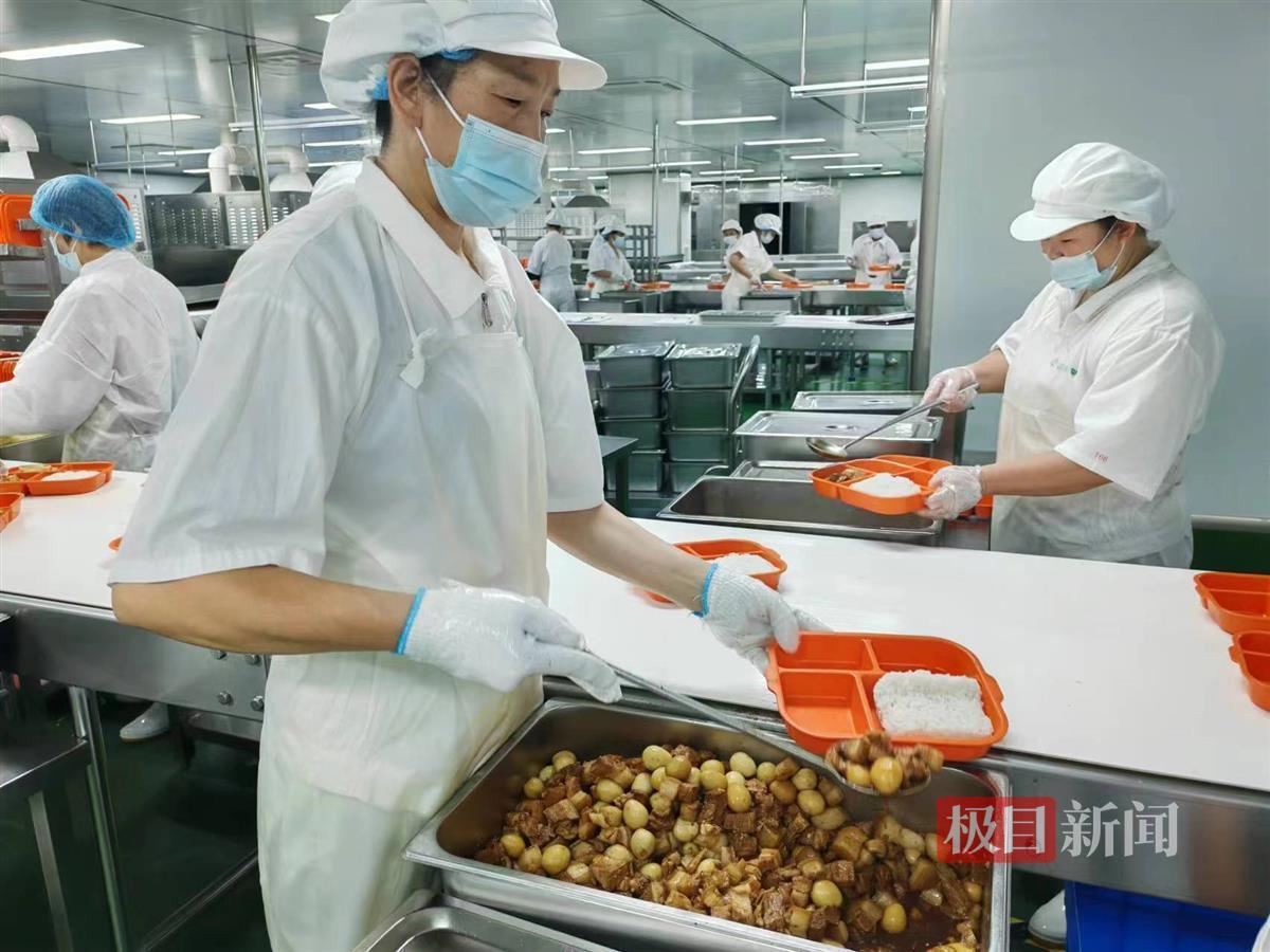 校方回应家长投诉食堂生肉质量问题，针对生肉发臭事件的处理与回应