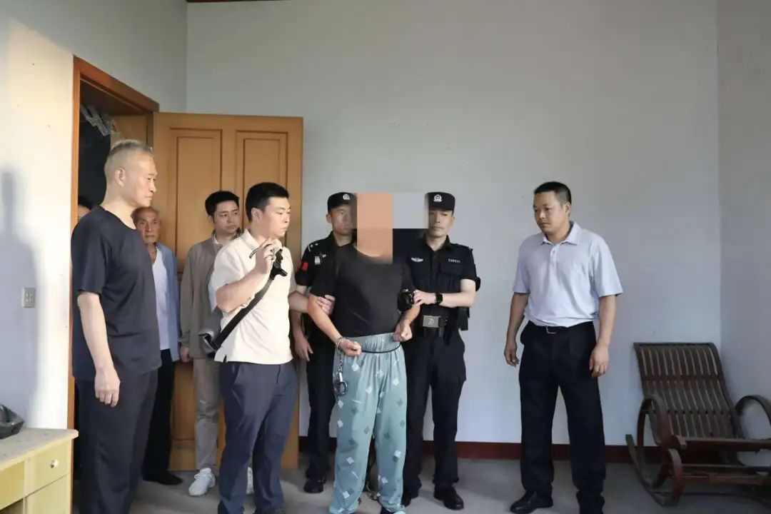 女子遇害23年后警方凭丝袜追踪成功抓捕凶手，案件解析与追踪指南