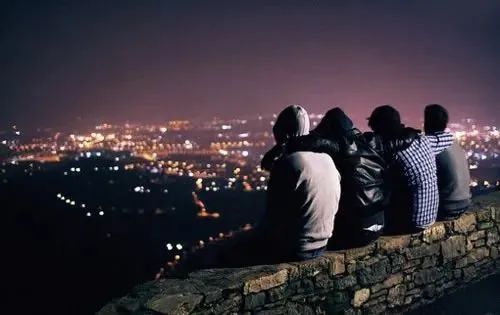 最新午夜，友情与陪伴的温馨时光之夜