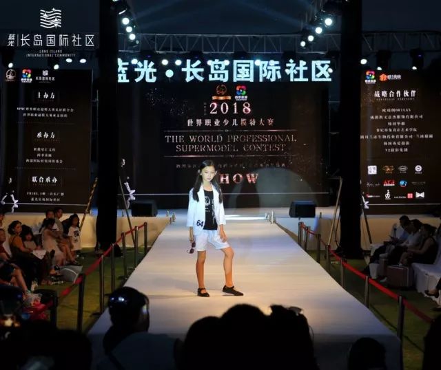 赛娜最新出装引领潮流，科技之光照亮生活