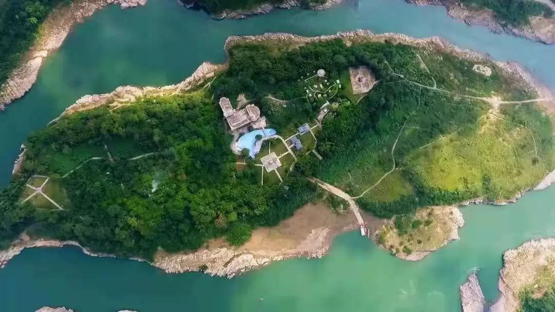 明星男与大自然的拥抱，寻找内心宁静之旅