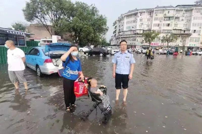 科技之光下的最新警徽，守护安全与未来之梦