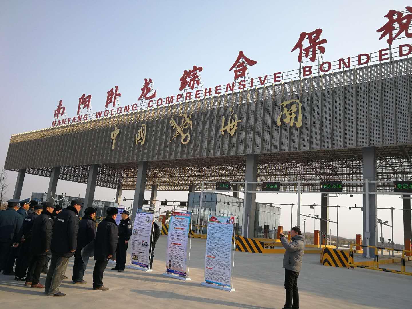 卧龙服装城最新动态，自然美景探索之旅启动